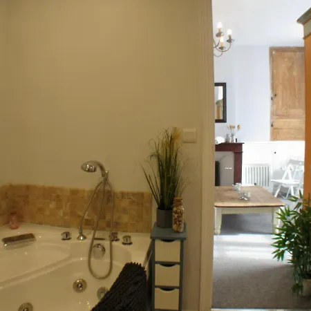 Les Deux Rives Bed & Breakfast *